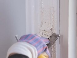 Как убрать старую краску с деревянной двери?